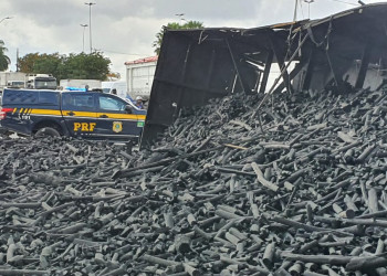 Caminhão carregado de carvão tomba no viaduto da Miguel Rosa e trânsito fica lento